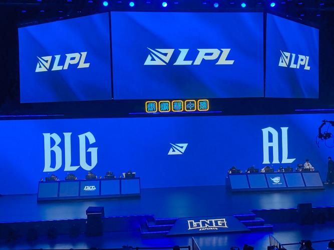 BLG选手的含水憋笑挑战：赢下全球先锋赛时的反应会是