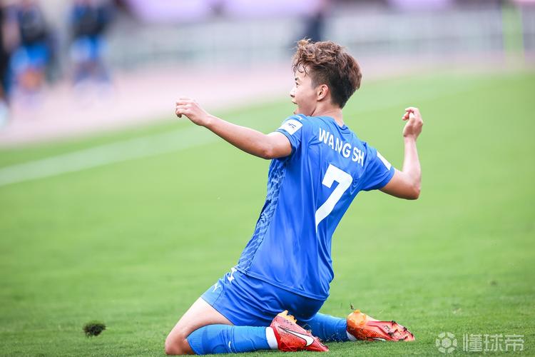 门线悬案！铃木阳打门被解围主裁判罚已过门线，武汉女足02落后