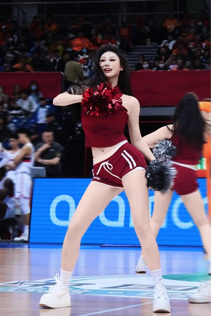 动感十足！！媒体人分享广州男篮主场啦啦队的舞蹈表演视频
