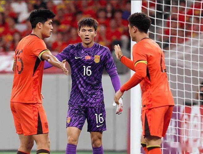 直播吧：国足对阵喀麦隆酝酿变阵“三中卫”，演练541阵加强防守