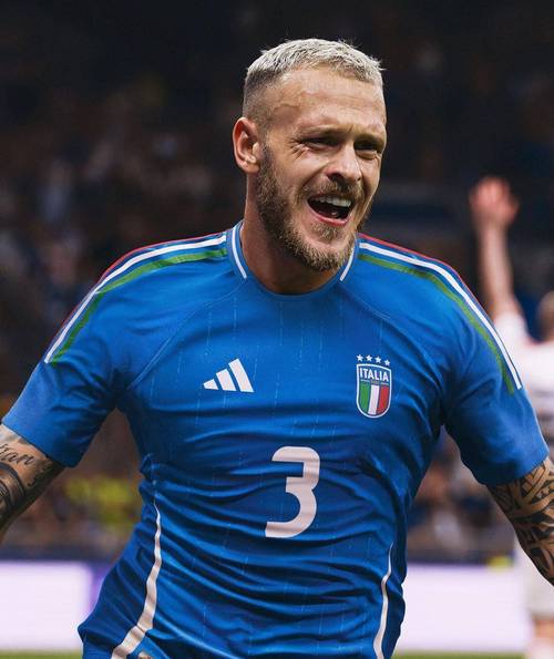 图片报：德国队蓝色客场球衣畅销，需求超过上届欧洲杯客场球衣