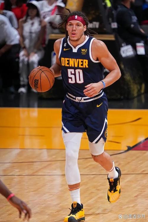 雪上加霜，勇士队在负于掘金队的比赛中失去了波斯特，他脚伤离场