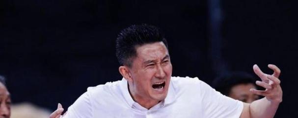 杜锋终于弃用麦考尔！上场就拖节奏影响队友，趁机补强护框大外吧