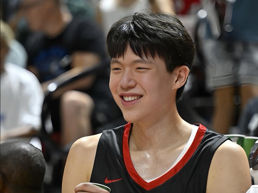 记者：如果你很久没看杨瀚森的比赛乍一看就会发现他有明显进步