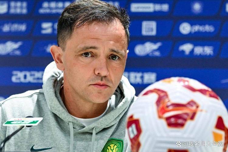 国安第12分钟被迫调整，拉莫斯伤退，柏杨替补登场